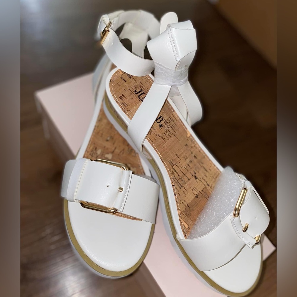 White flat sandal - Picture 1 of 1